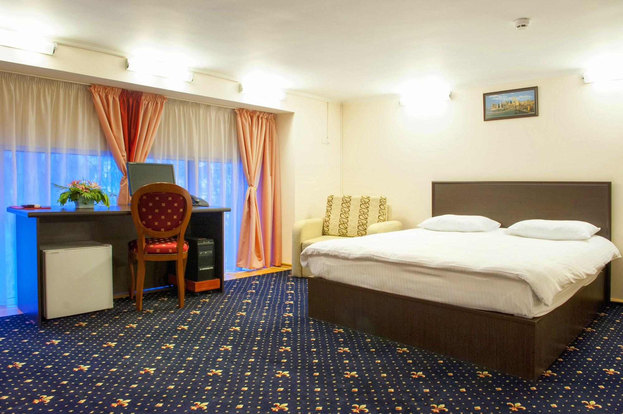 Manhattan Hotel & Restaurant Chisinau Luaran gambar