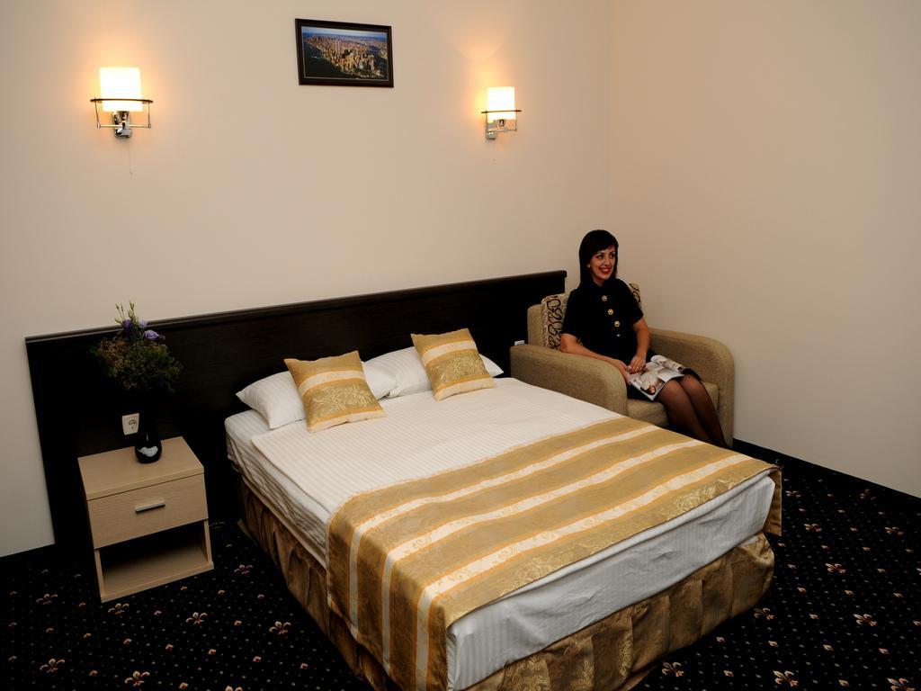 Manhattan Hotel & Restaurant Chisinau Luaran gambar