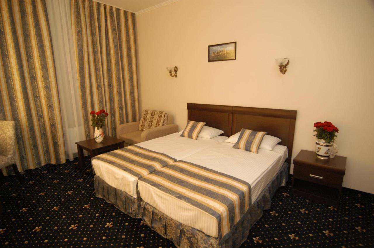 Manhattan Hotel & Restaurant Chisinau Luaran gambar
