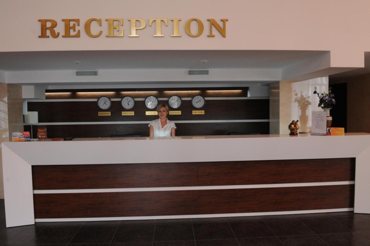 Manhattan Hotel & Restaurant Chisinau Luaran gambar