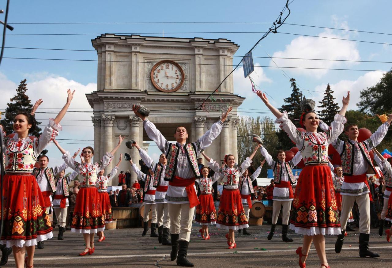 Manhattan Hotel & Restaurant Chisinau Luaran gambar